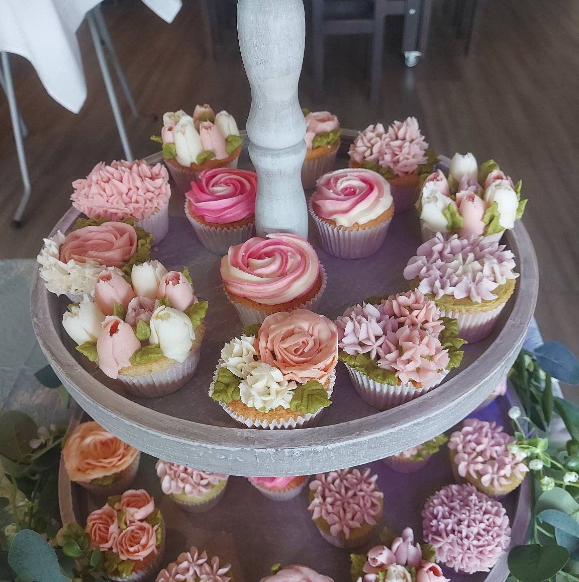 Etagère bovenaanzicht roze rozen