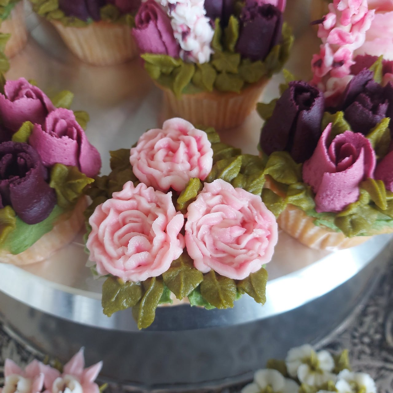 Close-up roze rozen cupcakes